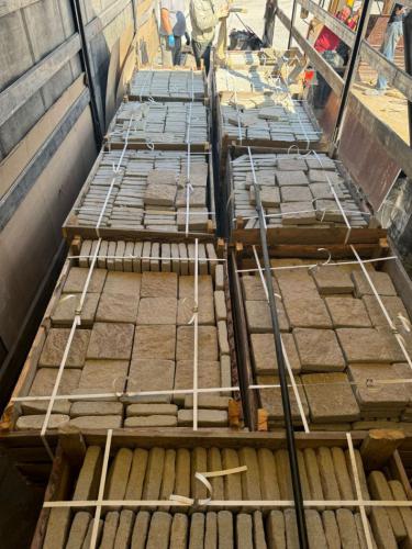 Целая "фура" гранитного отделочного кирпича - сам груз (без фуры) - Купить-эллипсоид.рф